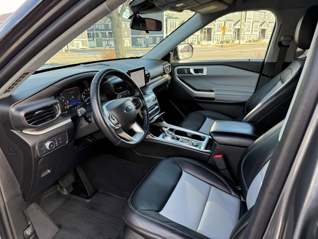 Used 2022 Ford Explorer XLT w/ Equipment Group 202A image 3