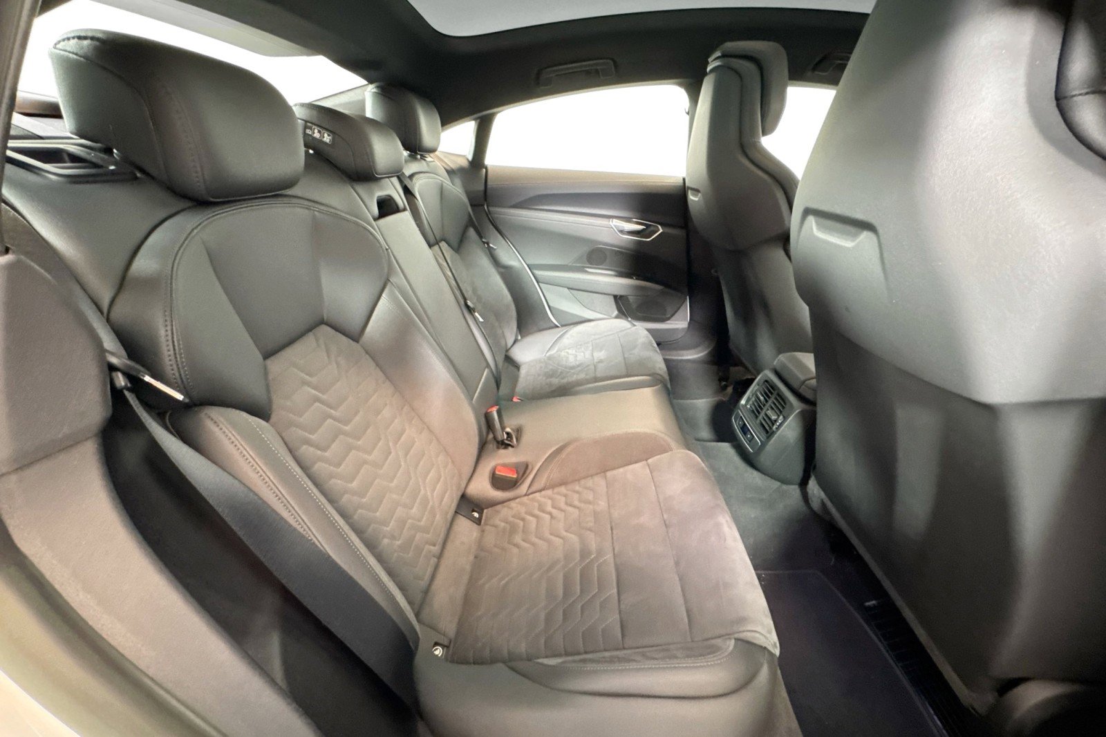 Used 2022 Audi e-tron GT Premium Plus image 25