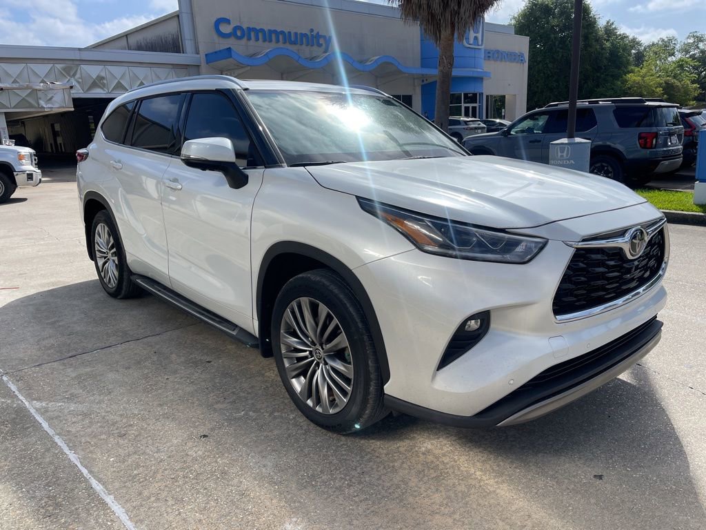 Used 2023 Toyota Highlander Platinum image 3