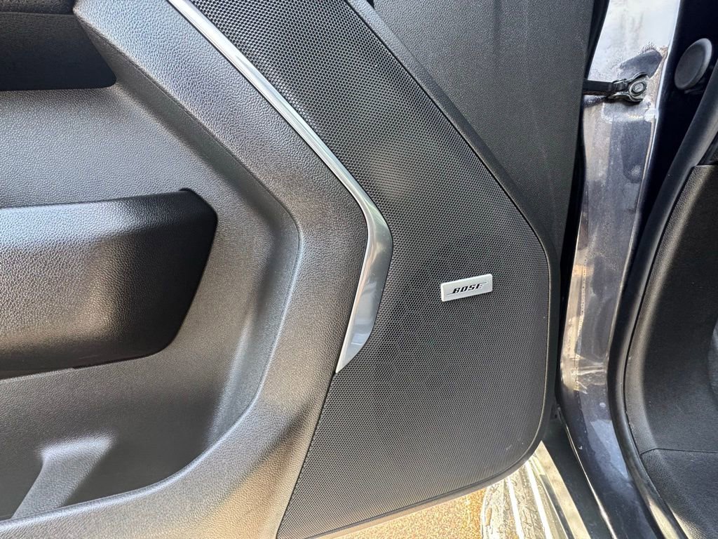 Used 2023 GMC Yukon SLT w/ SLT Luxury Package image 16