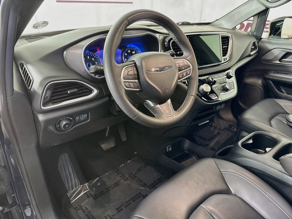 Used 2025 Chrysler Pacifica Select FWD image 17
