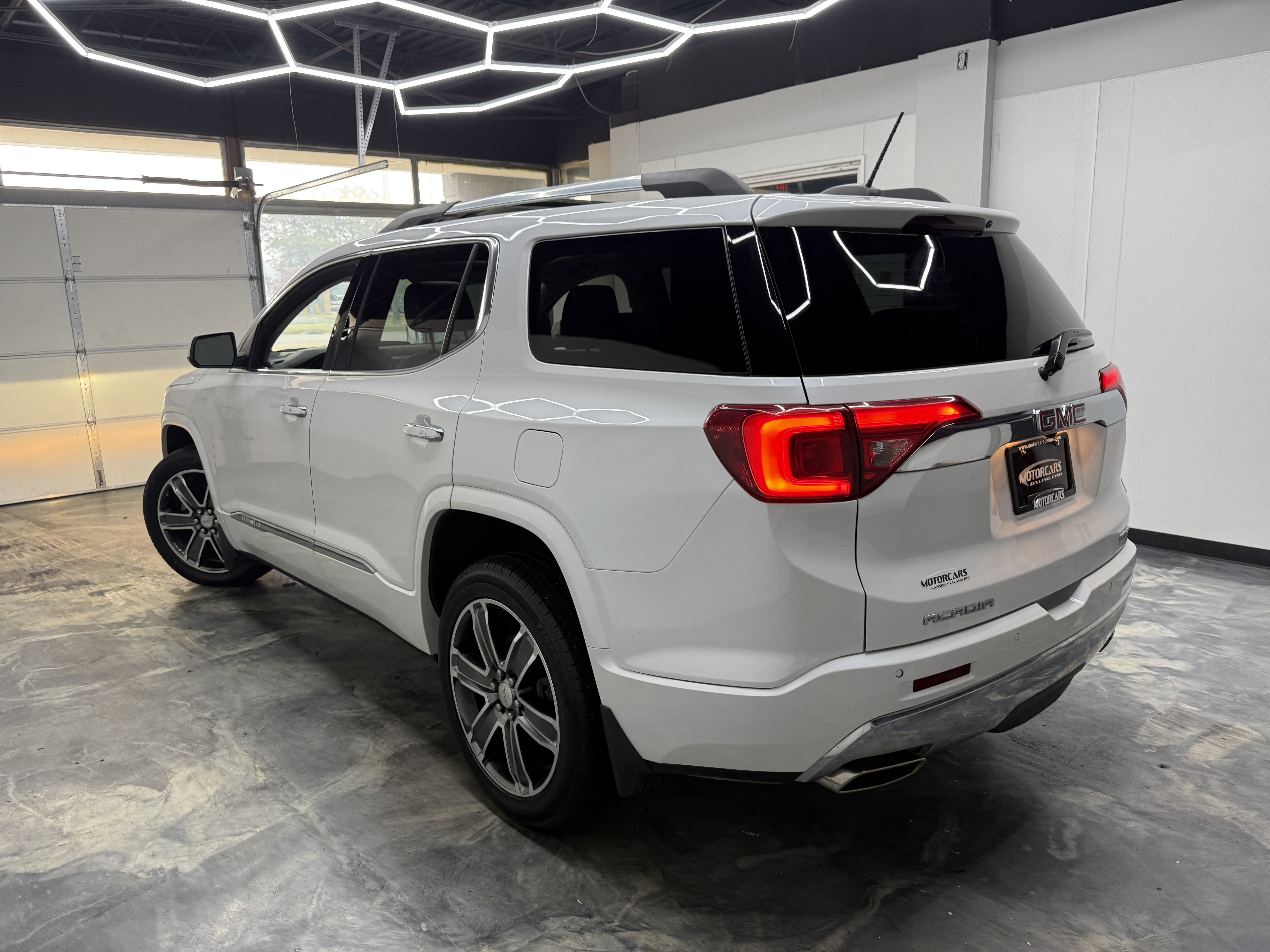 Used 2018 GMC Acadia Denali AWD/4WD image 3