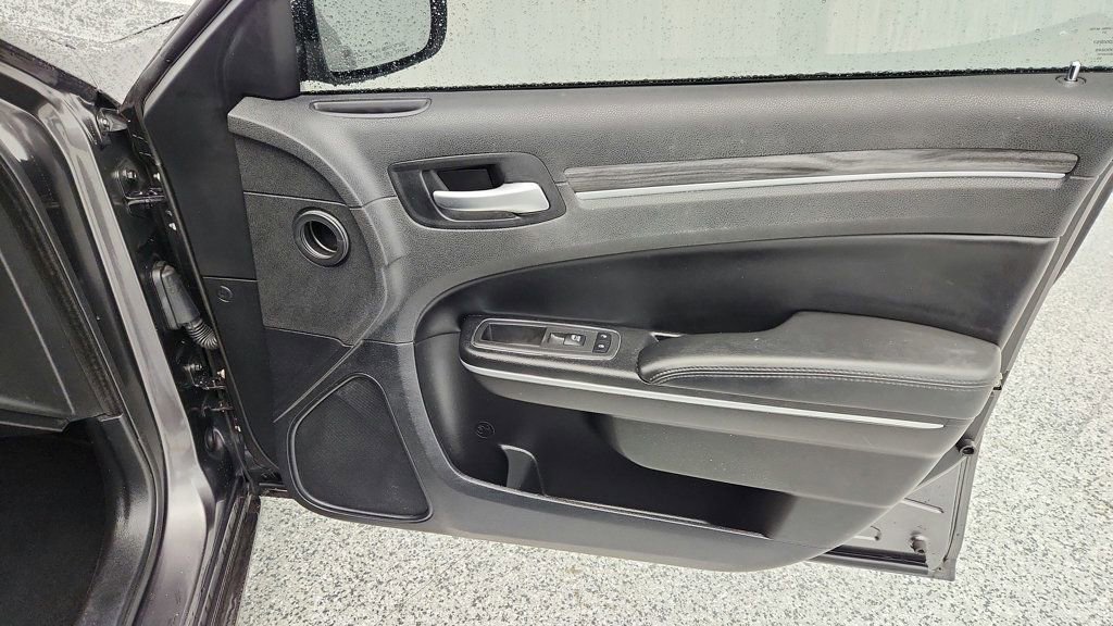 Used 2021 Chrysler 300 Touring w/ Chrome Appearance Package image 24