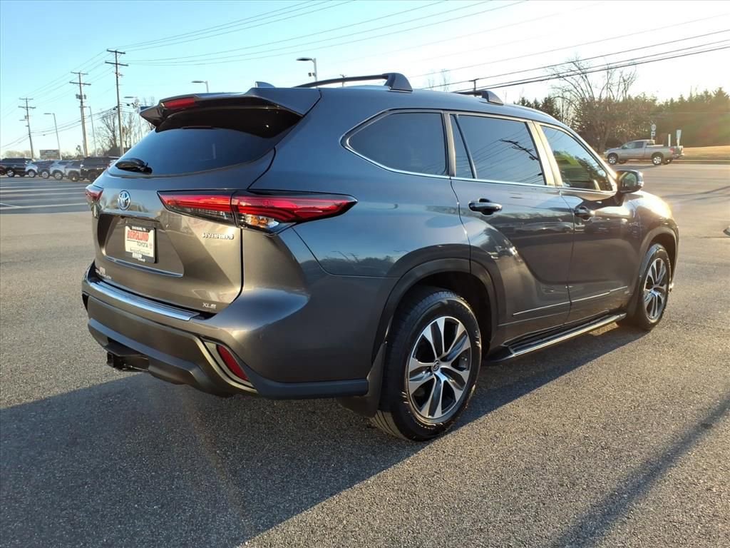 Used 2023 Toyota Highlander XLE image 4