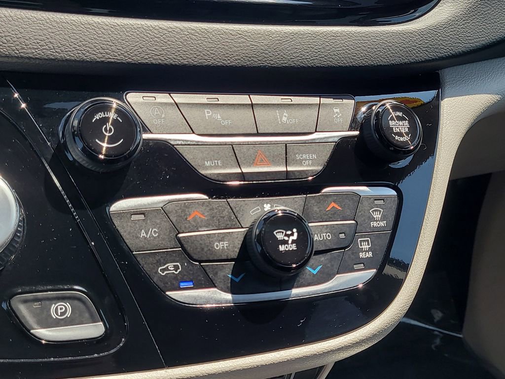 Used 2024 Chrysler Pacifica Touring-L FWD image 27