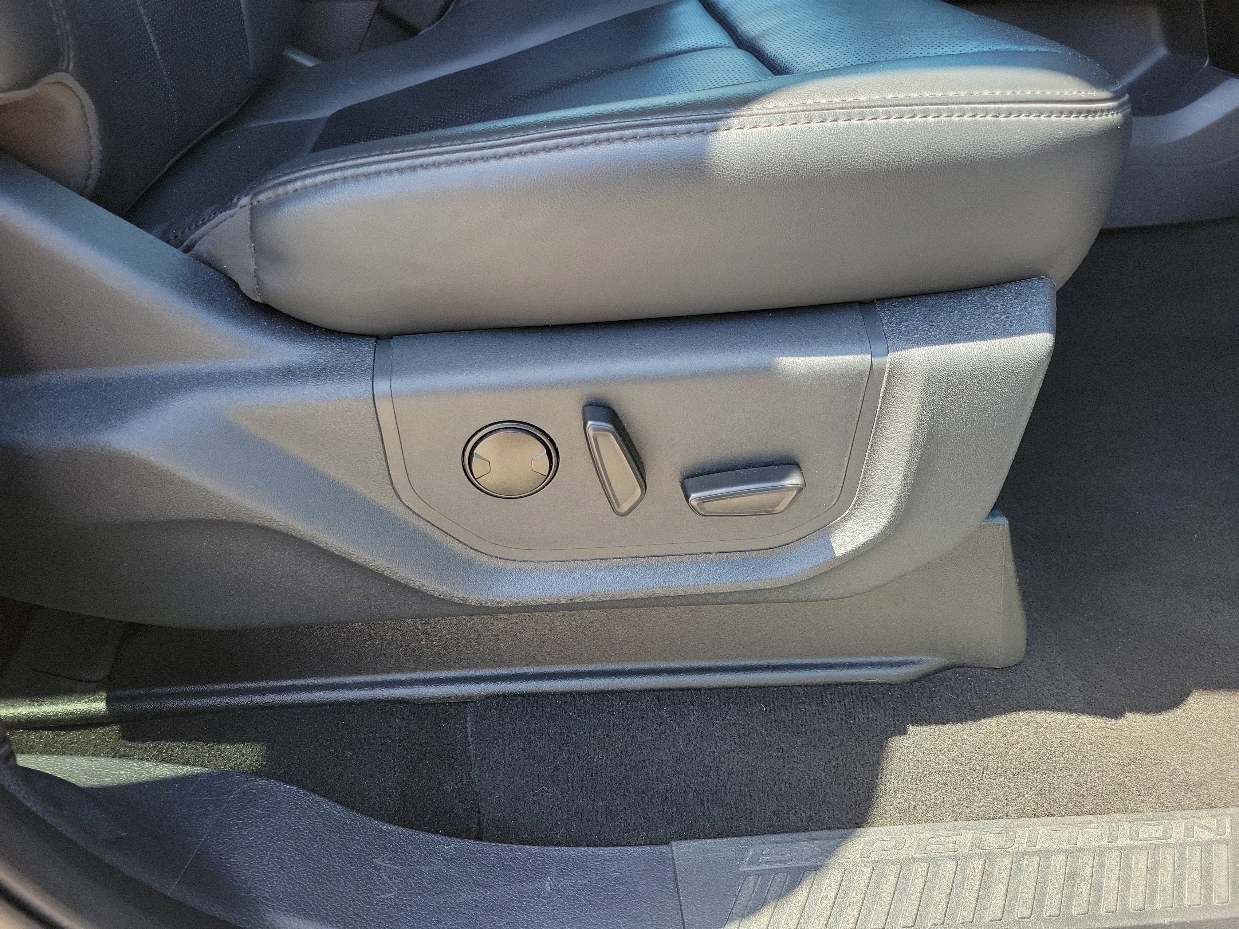 Used 2024 Ford Expedition XLT image 33