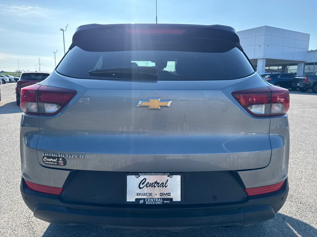 Used 2025 Chevrolet TrailBlazer LS w/ LS Convenience Package FWD image 5