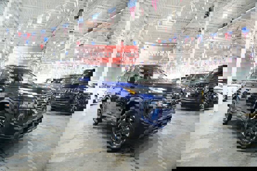 Used 2025 Nissan Rogue SV image 2