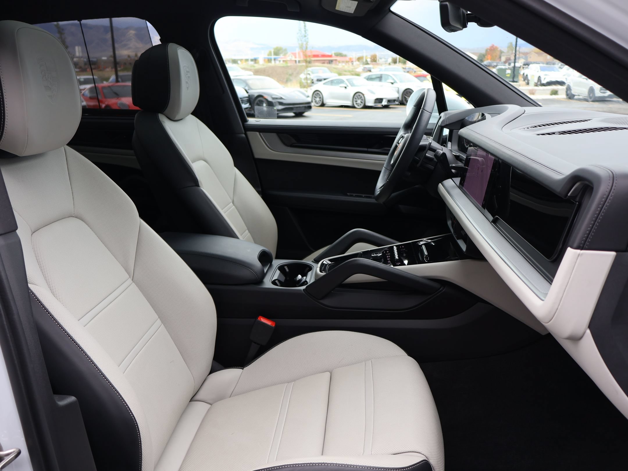 Certified 2025 Porsche Cayenne AWD/4WD image 30