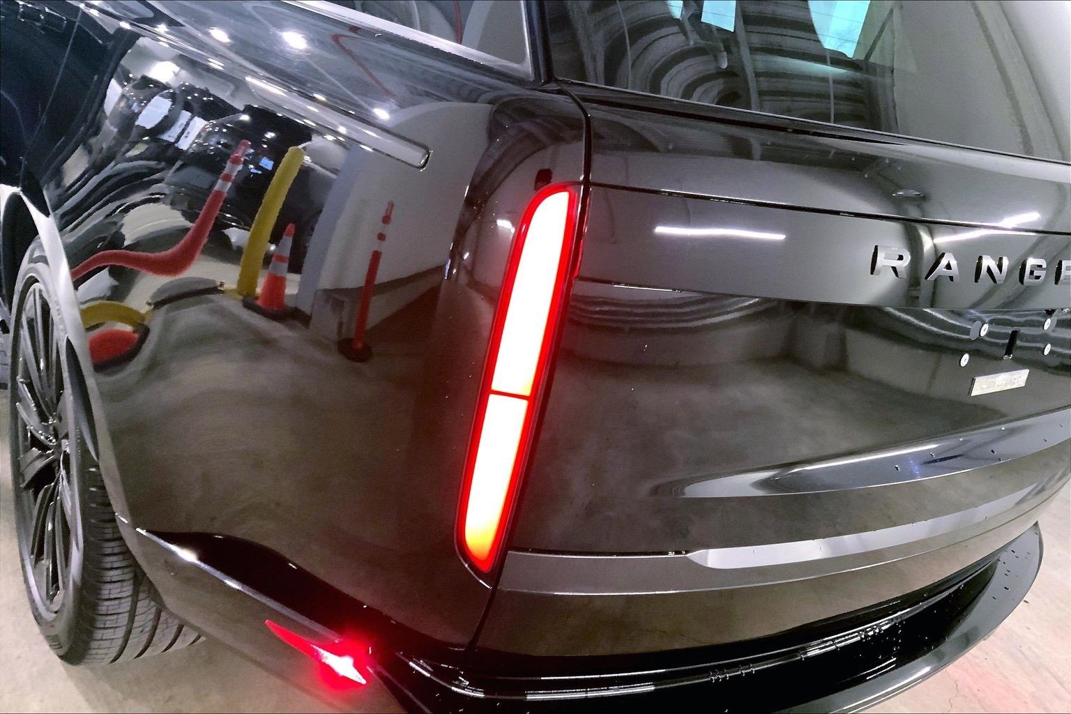 Used 2023 Land Rover Range Rover Long Wheelbase SE image 28