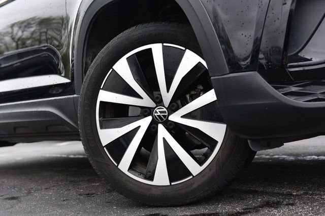 Certified 2023 Volkswagen Taos SE w/ Panoramic Sunroof Package image 3