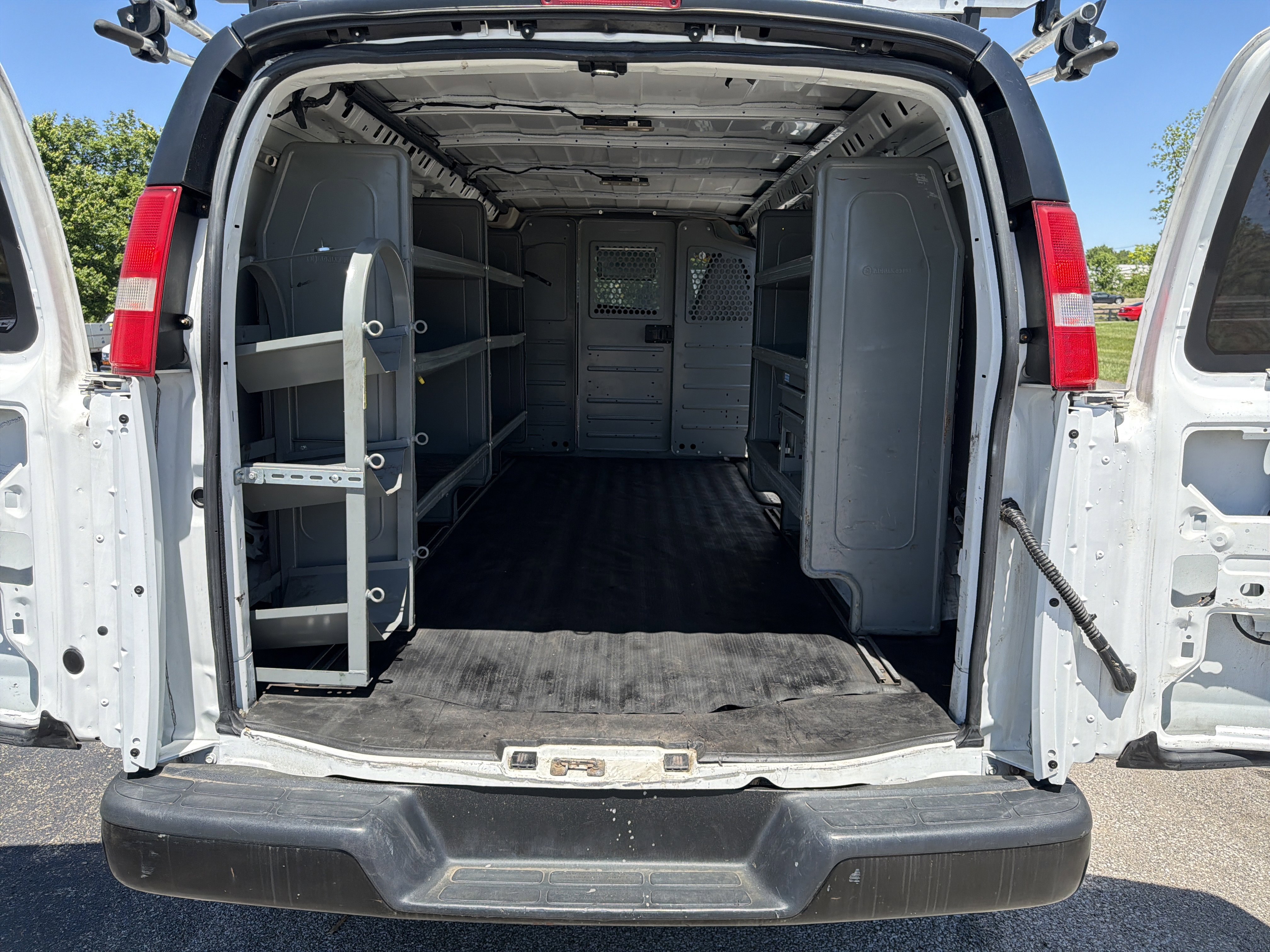 Used 2018 Chevrolet Express 2500 Extended RWD image 27