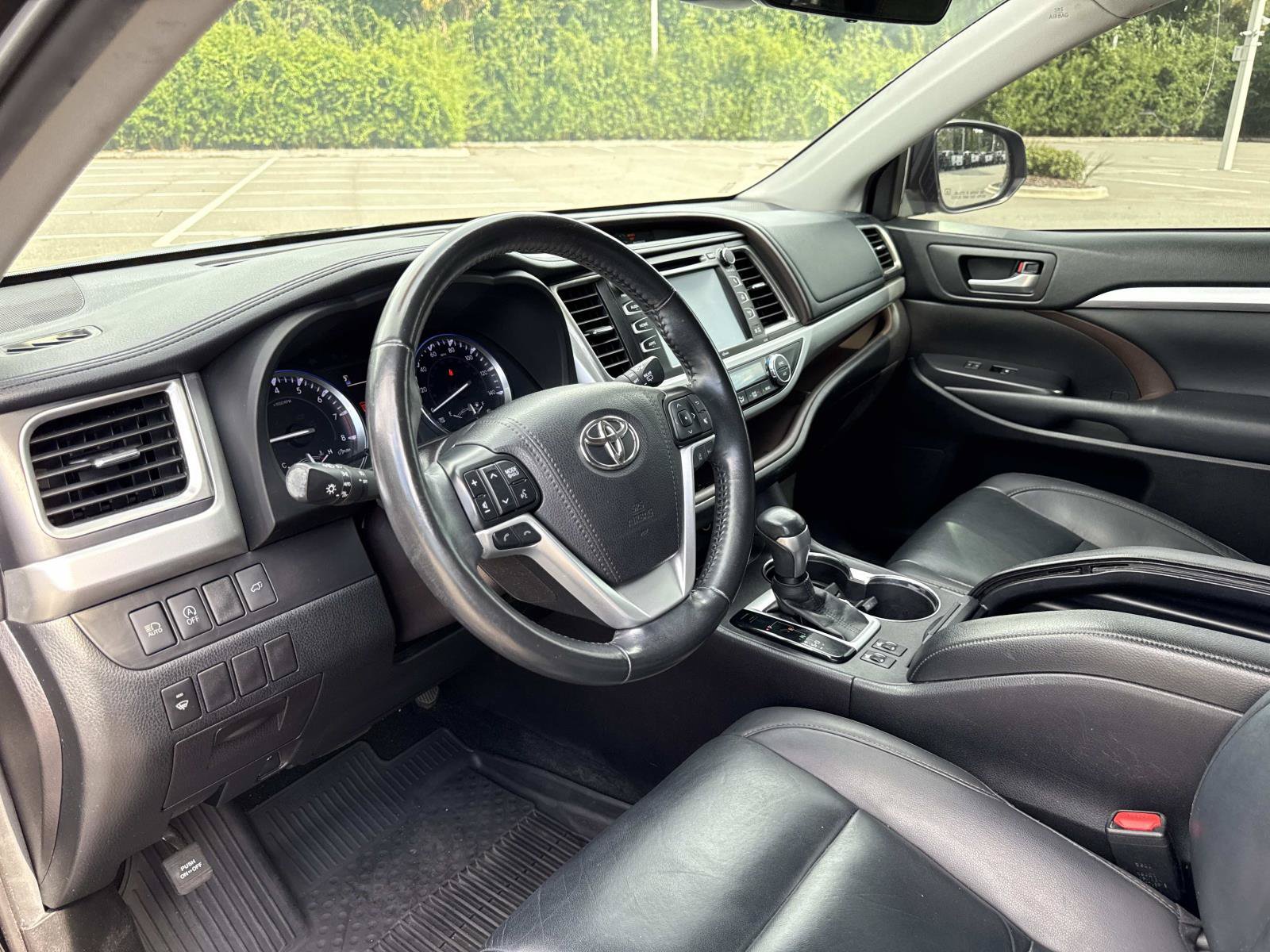 Used 2019 Toyota Highlander XLE AWD/4WD image 23