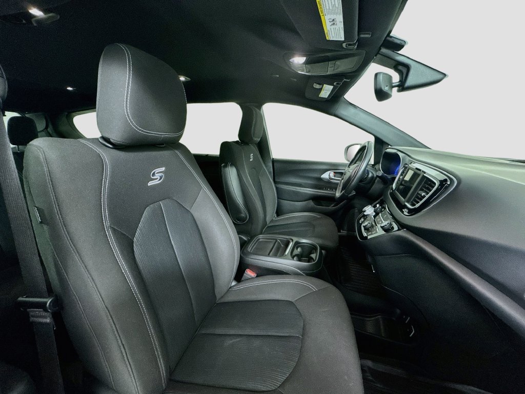 Used 2020 Chrysler Pacifica Touring w/ S Appearance Package FWD image 28