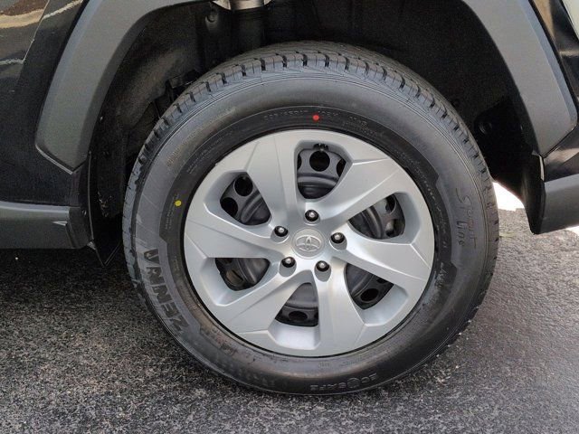 Certified 2021 Toyota RAV4 LE AWD/4WD image 7
