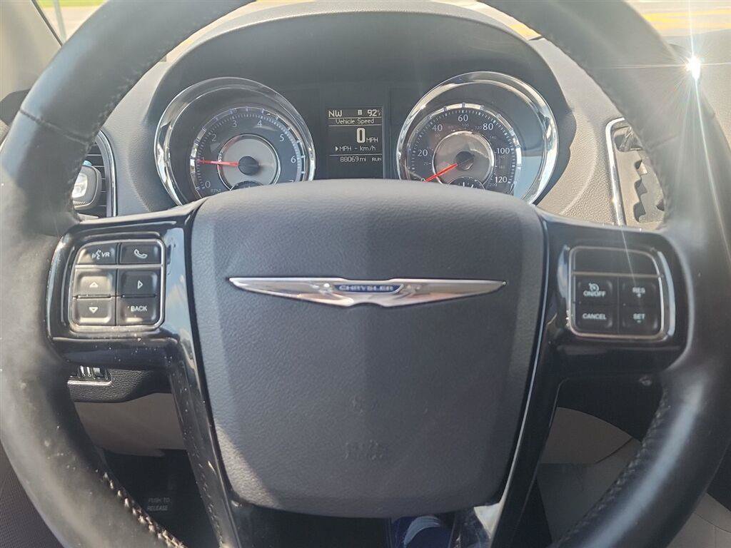 Used 2016 Chrysler Town & Country Limited FWD image 7