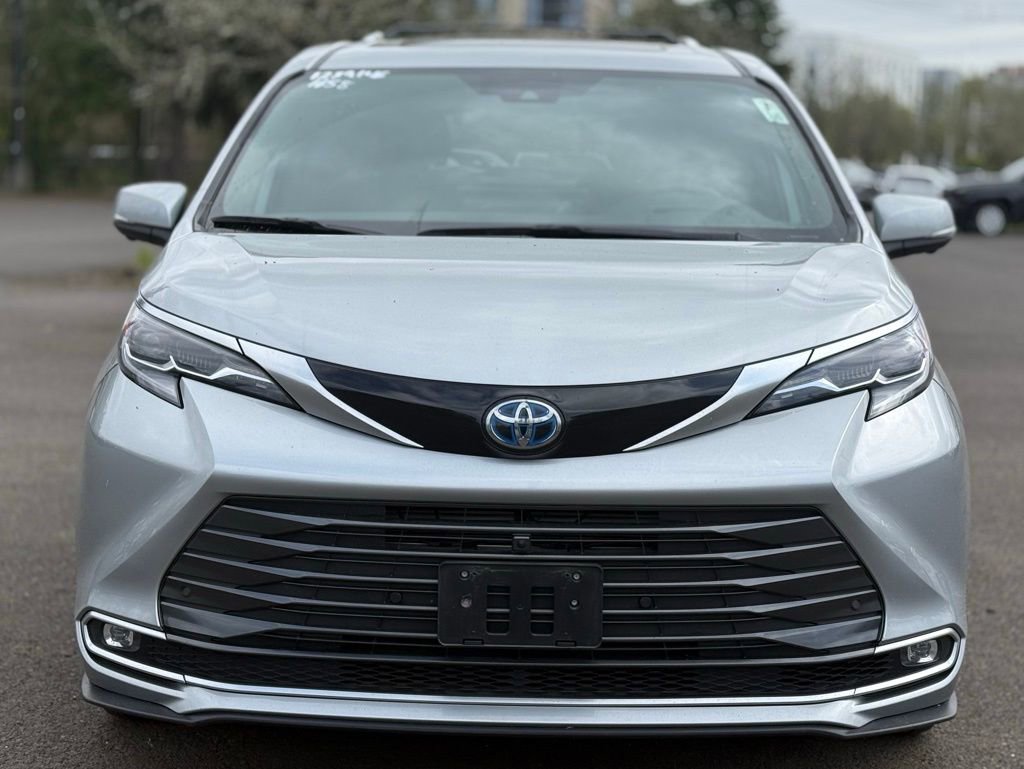 Certified 2025 Toyota Sienna Platinum image 8
