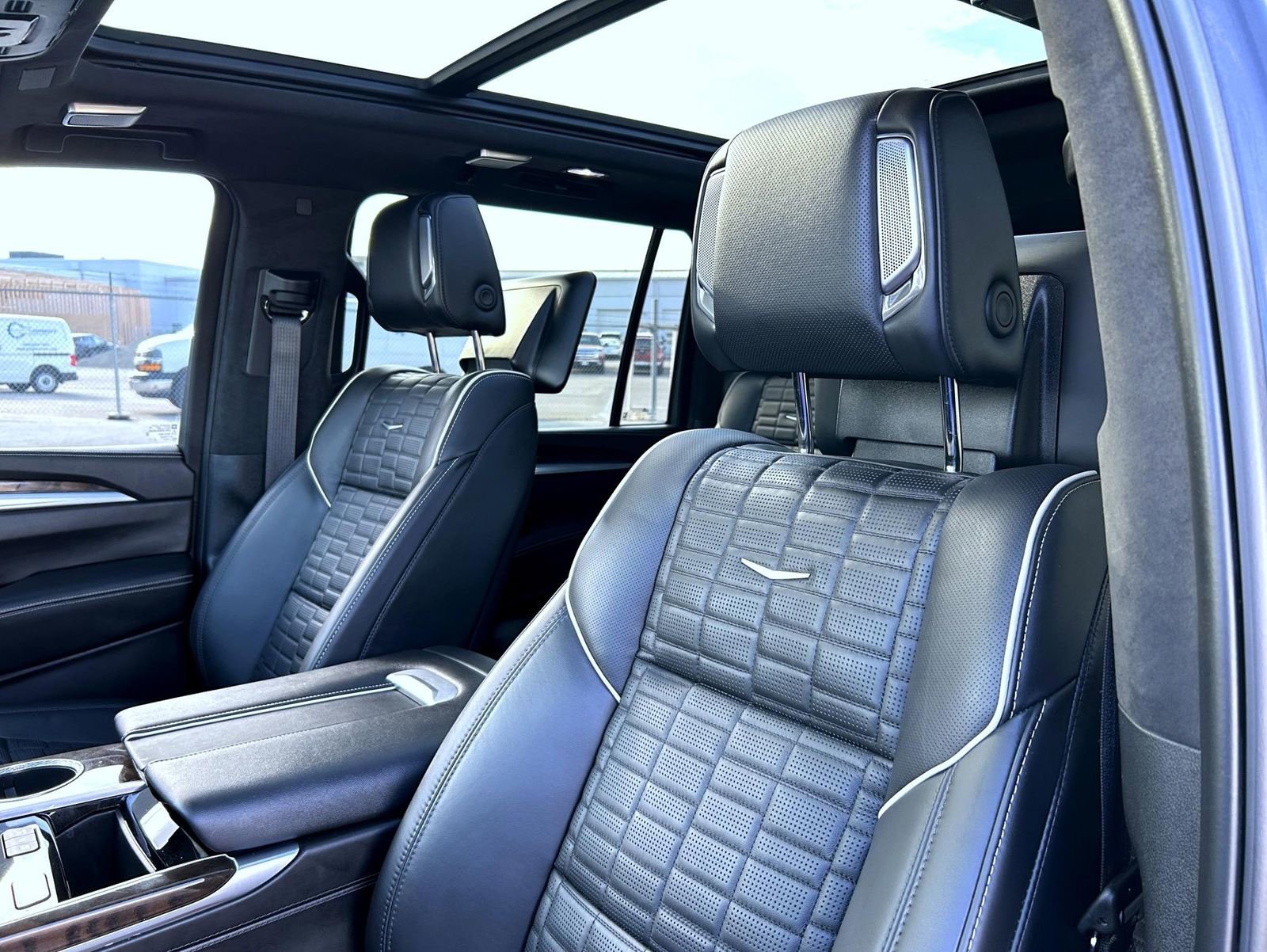Certified 2025 Cadillac Escalade ESV Premium Luxury Platinum AWD/4WD image 17