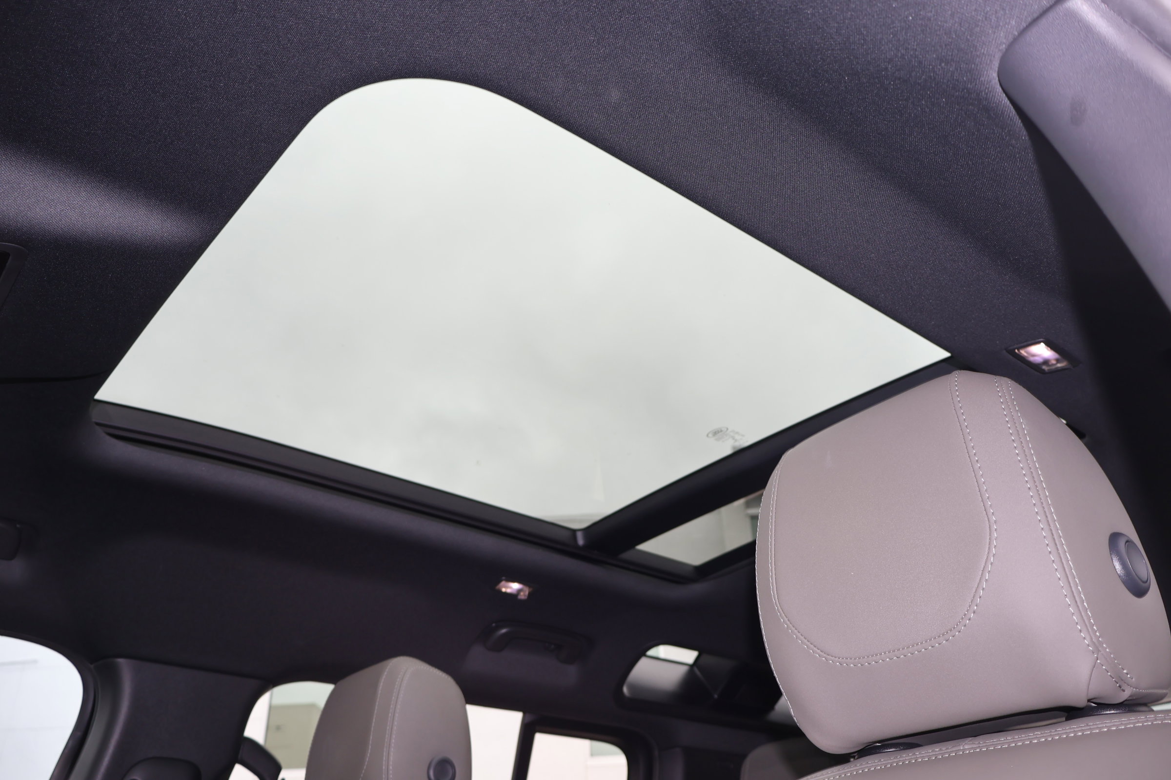 Used 2023 Land Rover Defender 110 X-Dynamic SE image 5