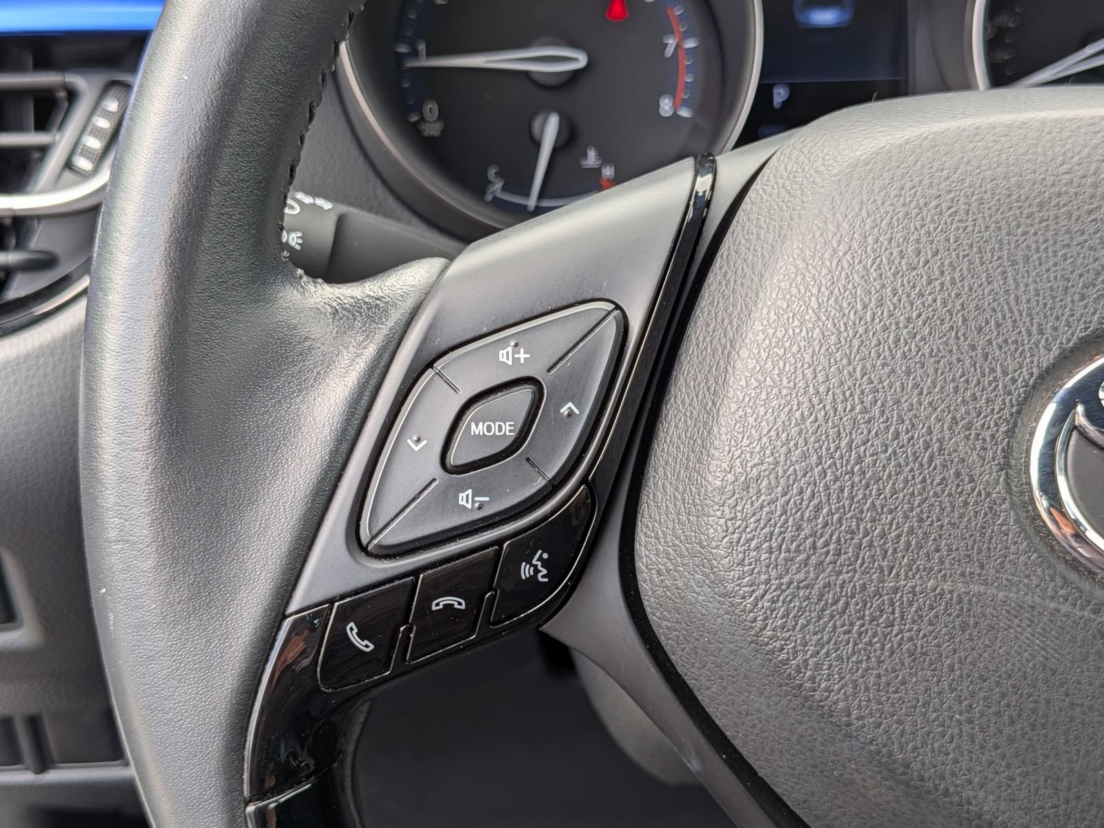 Used 2020 Toyota C-HR XLE FWD image 18