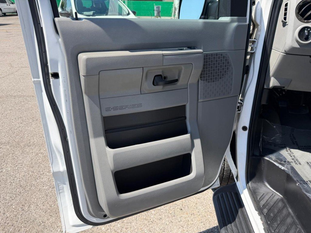 Used 2009 Ford E-350 and Econoline 350 Super Duty Wagon RWD image 15