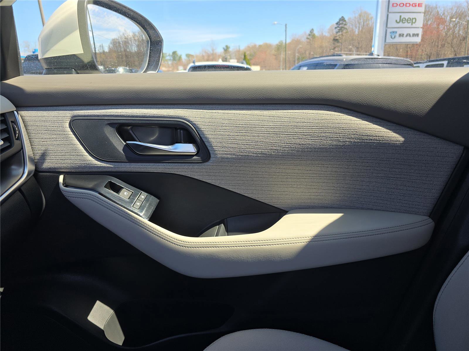 Used 2023 Nissan Rogue SV FWD image 24