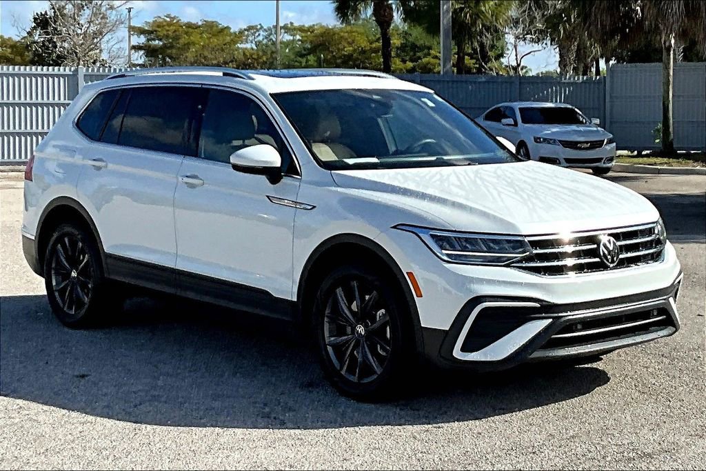 Certified 2023 Volkswagen Tiguan SE w/ Panoramic Sunroof Package image 2