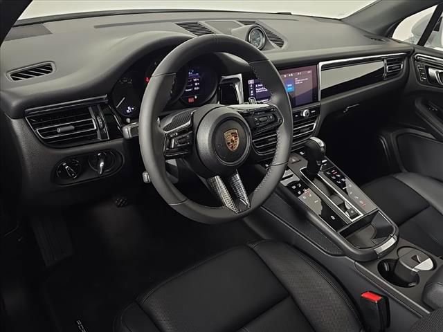 Certified 2025 Porsche Macan image 4