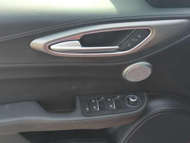 Used 2025 Alfa Romeo Giulia AWD image 13