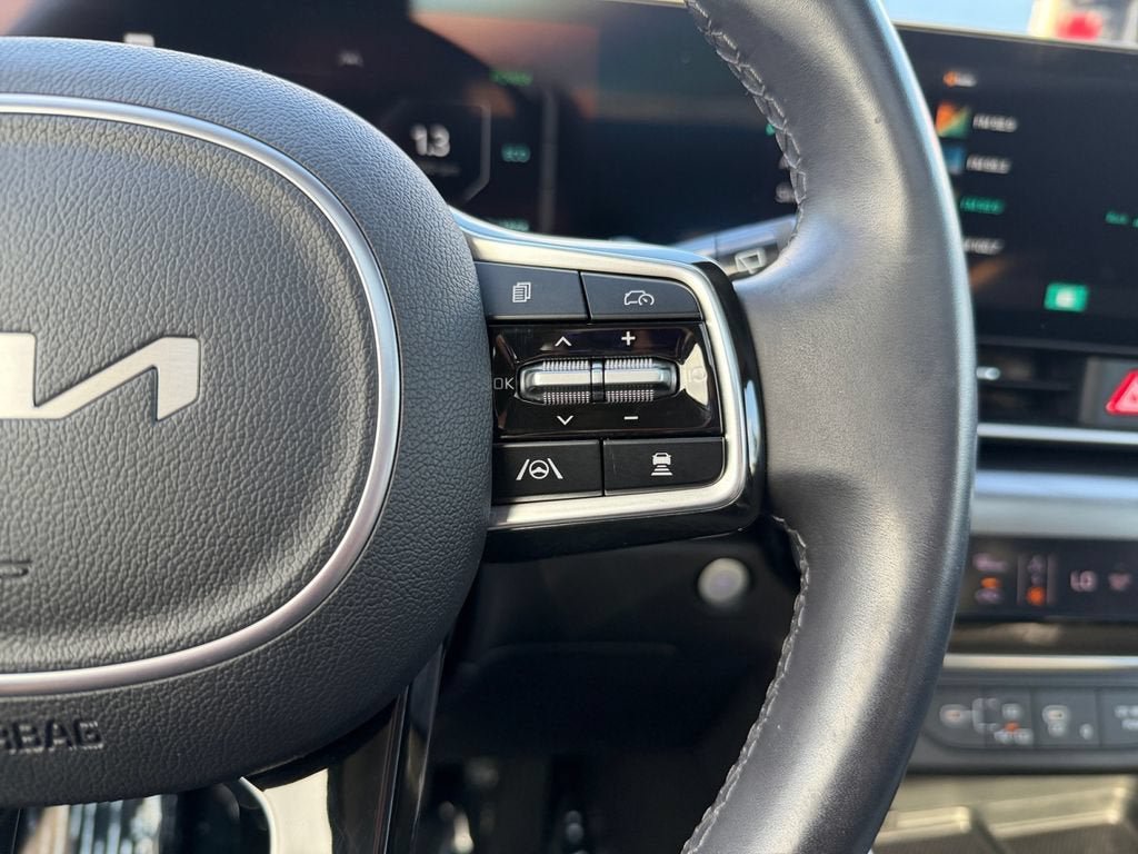 Used 2025 Kia Carnival SX w/ SX Dark Edition Package FWD image 16