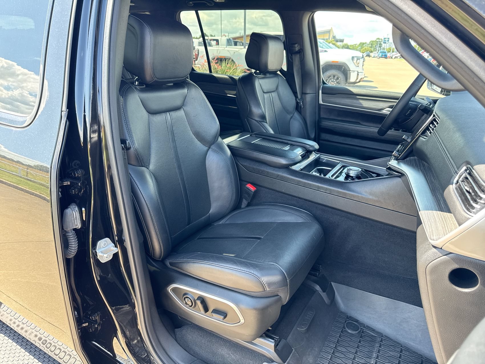 Used 2024 Jeep Wagoneer Series II w/ Flexible Seating Group RWD image 26