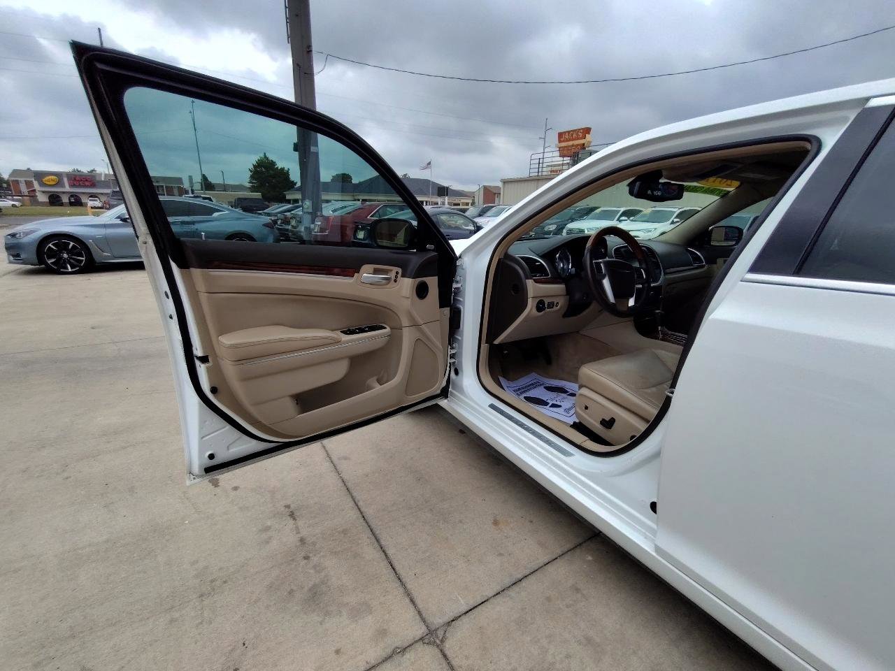 Used 2011 Chrysler 300 Limited w/ Luxury Group RWD image 13