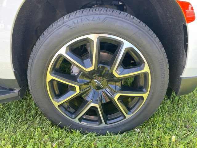 Used 2022 Chevrolet Suburban RST w/ Sport Performance Package AWD/4WD image 9