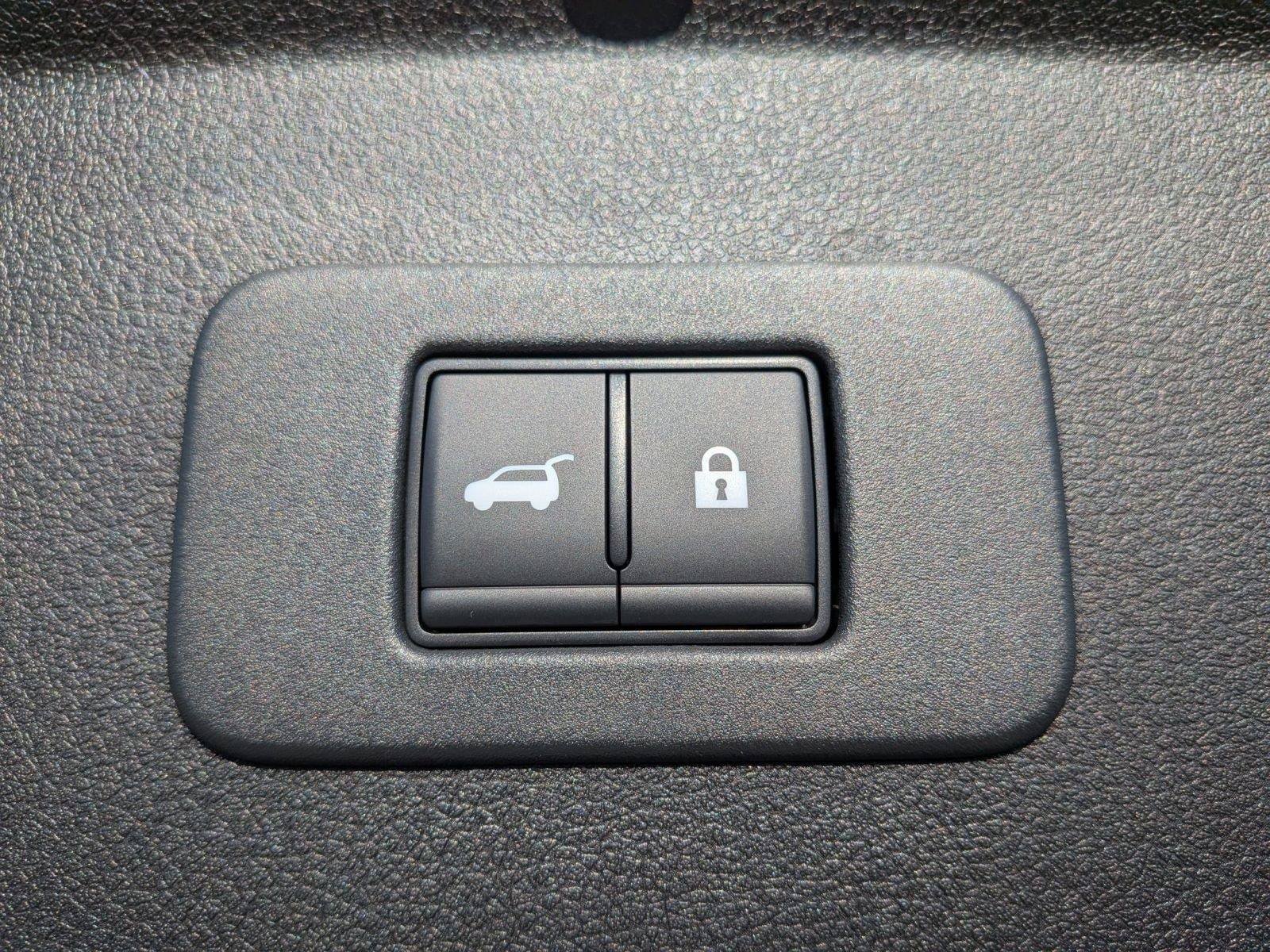 New 2026 Nissan Leaf Platinum+ w/ Cargo Package (Platinum+) FWD image 18
