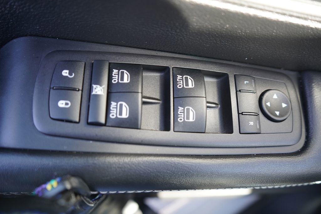 Used 2025 Chrysler Pacifica Select FWD image 28