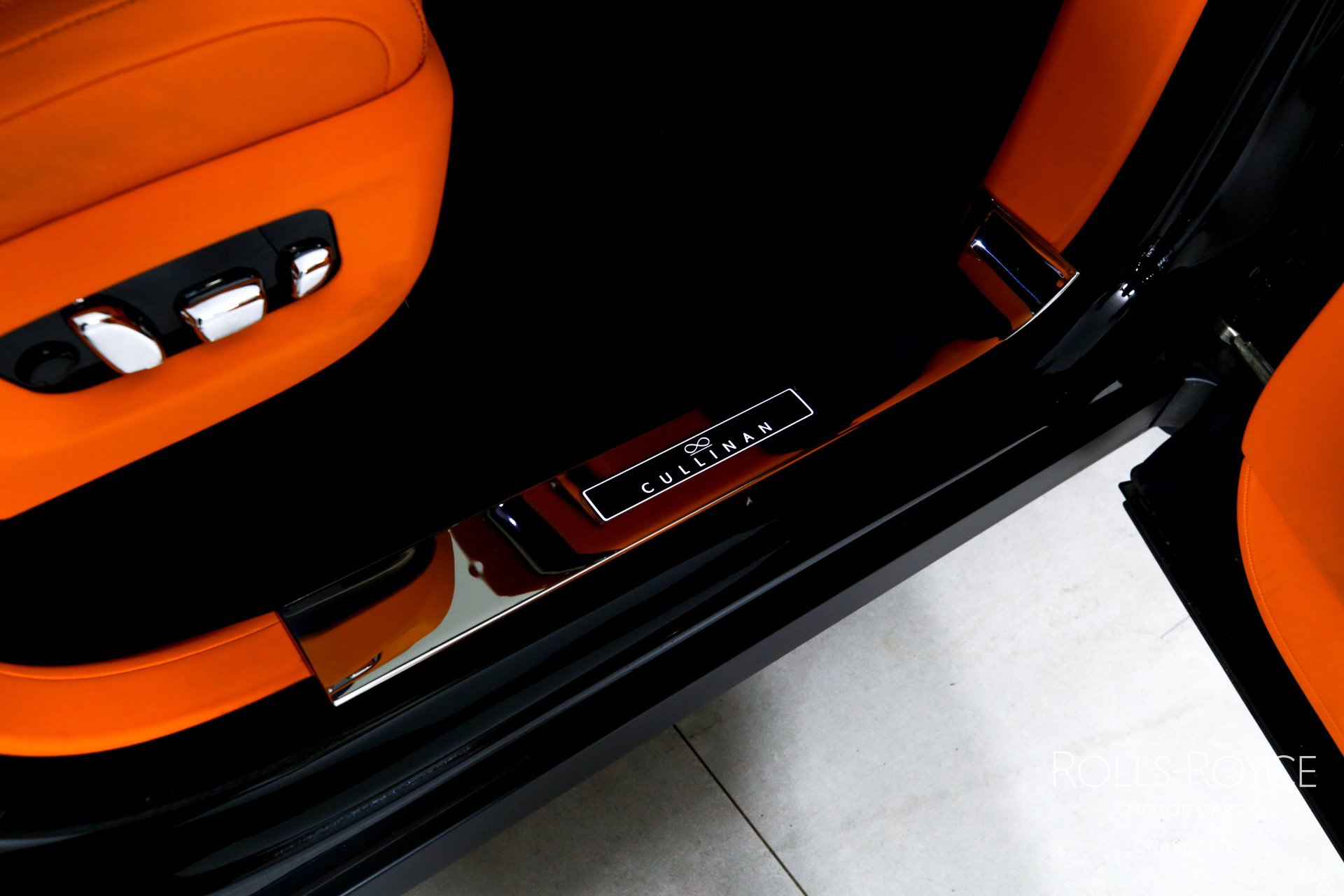 Certified 2023 Rolls-Royce Cullinan Black Badge AWD/4WD image 38