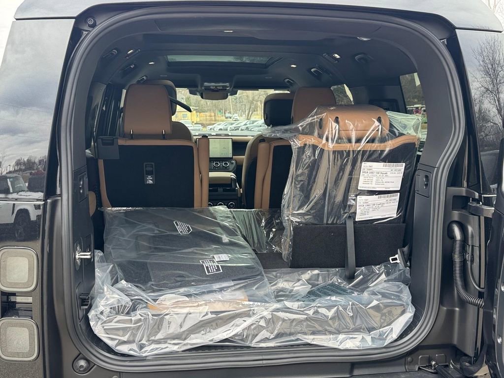 New 2026 Land Rover Defender 130 X-Dynamic SE image 5