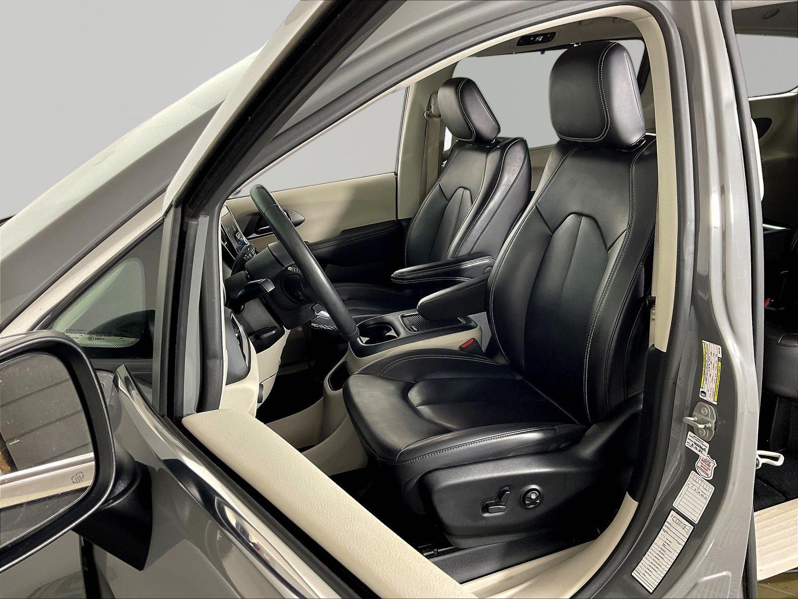 Used 2023 Chrysler Pacifica Touring-L FWD image 21