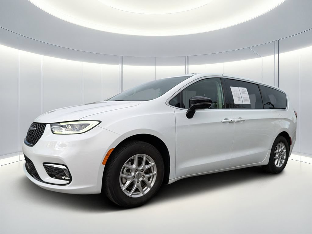 Used 2024 Chrysler Pacifica Touring-L FWD image 7