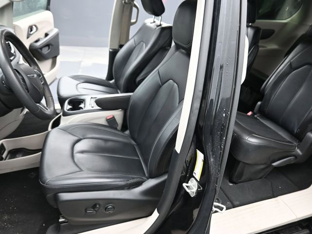 Used 2024 Chrysler Pacifica Touring-L image 14