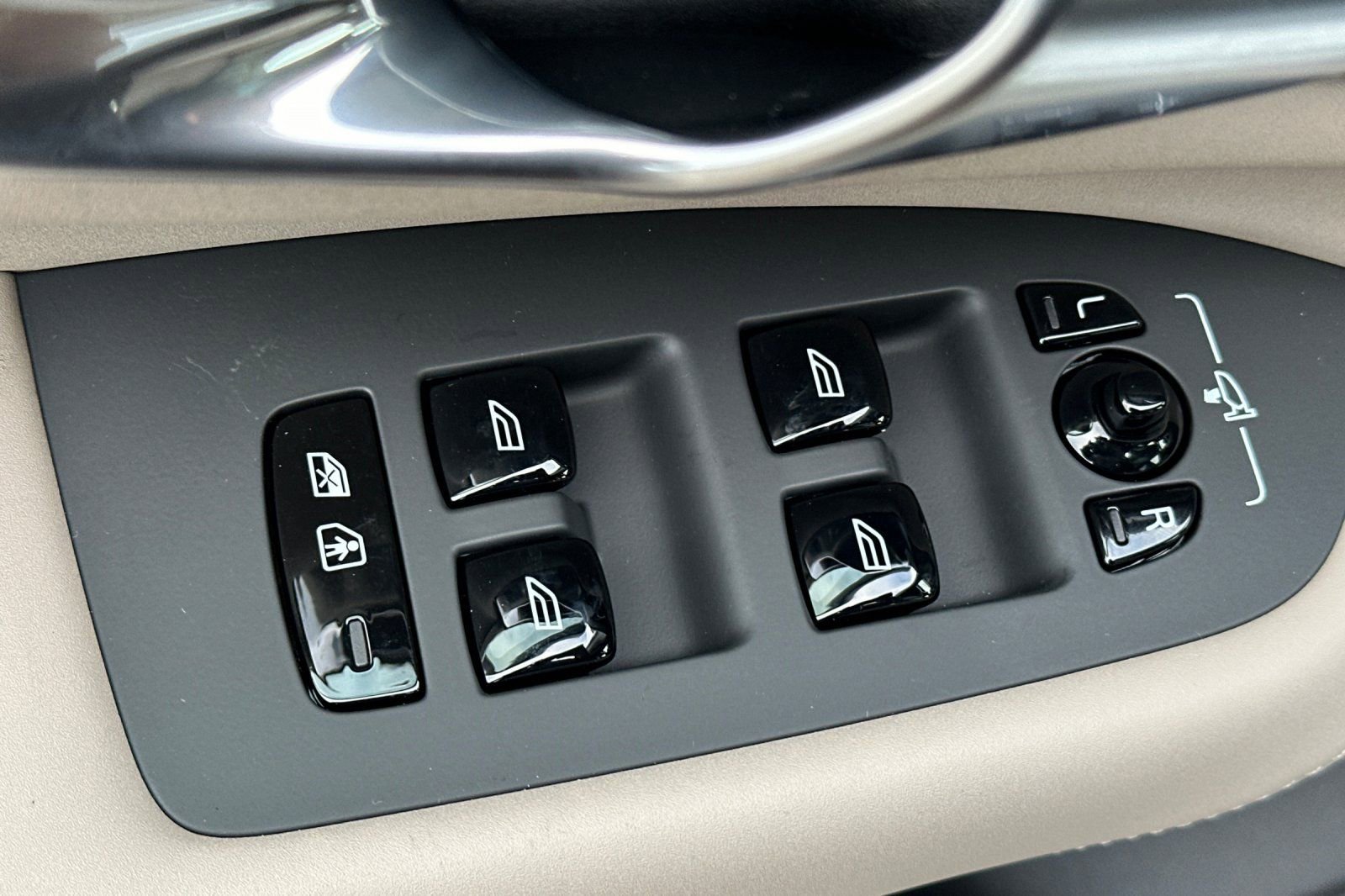 New 2026 Volvo XC90 B6 Ultra w/ Protection Package image 15