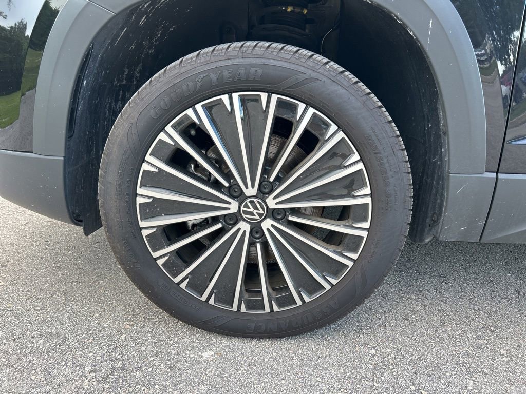 Certified 2025 Volkswagen Taos SE image 47