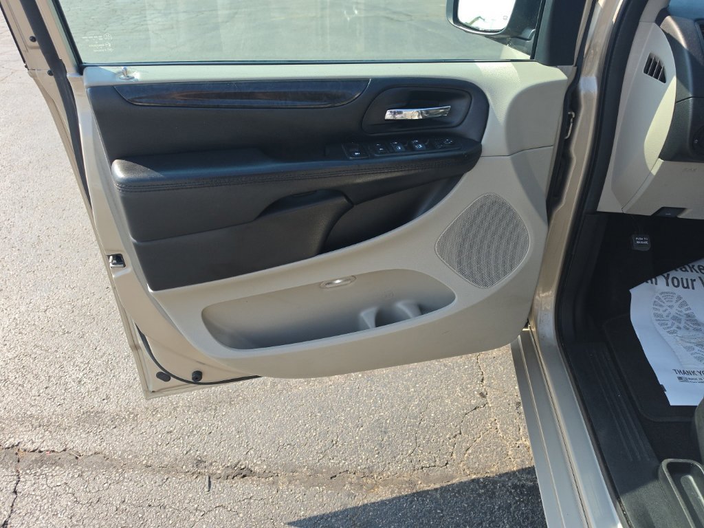 Used 2015 Dodge Grand Caravan SXT w/ Rear Park Assist Package FWD image 13