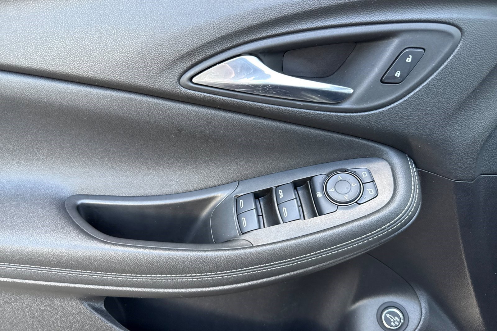 Used 2023 Buick Encore GX Select w/ Sport Touring Package image 12