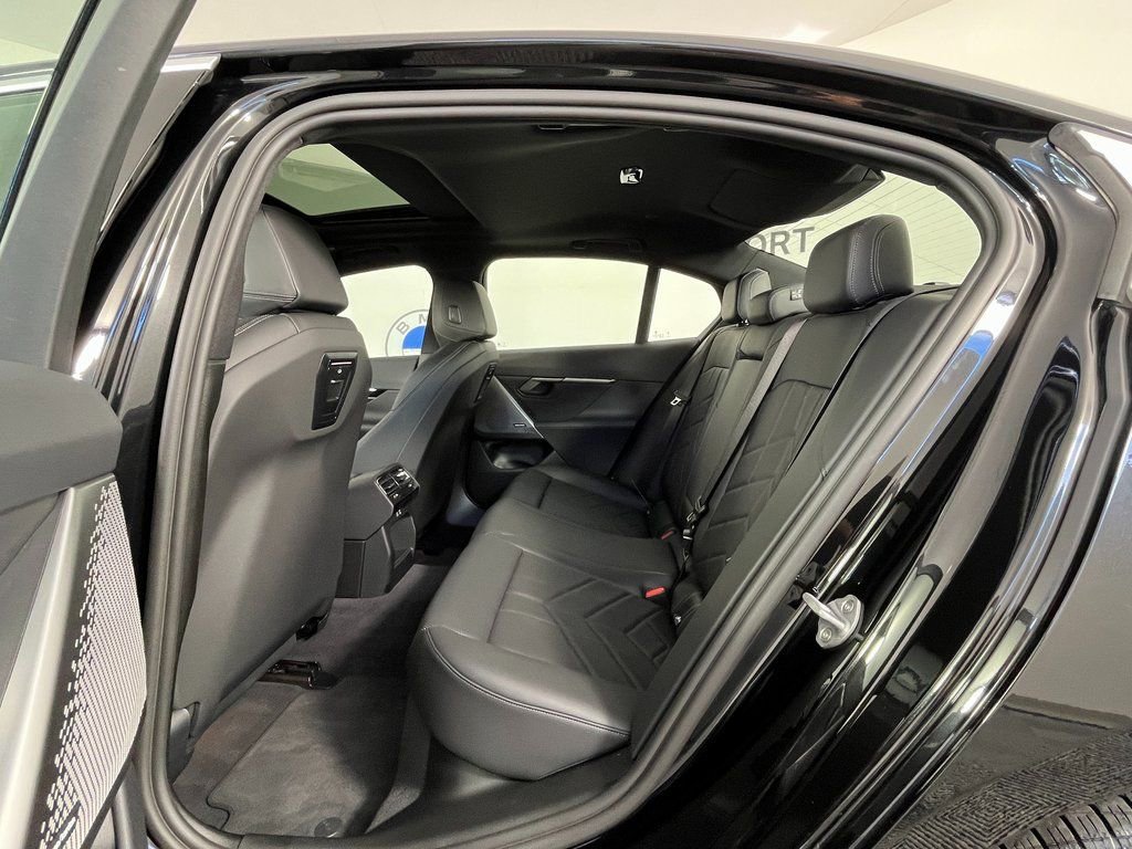 Used 2025 BMW i5 xDrive40 w/ Premium Package image 22