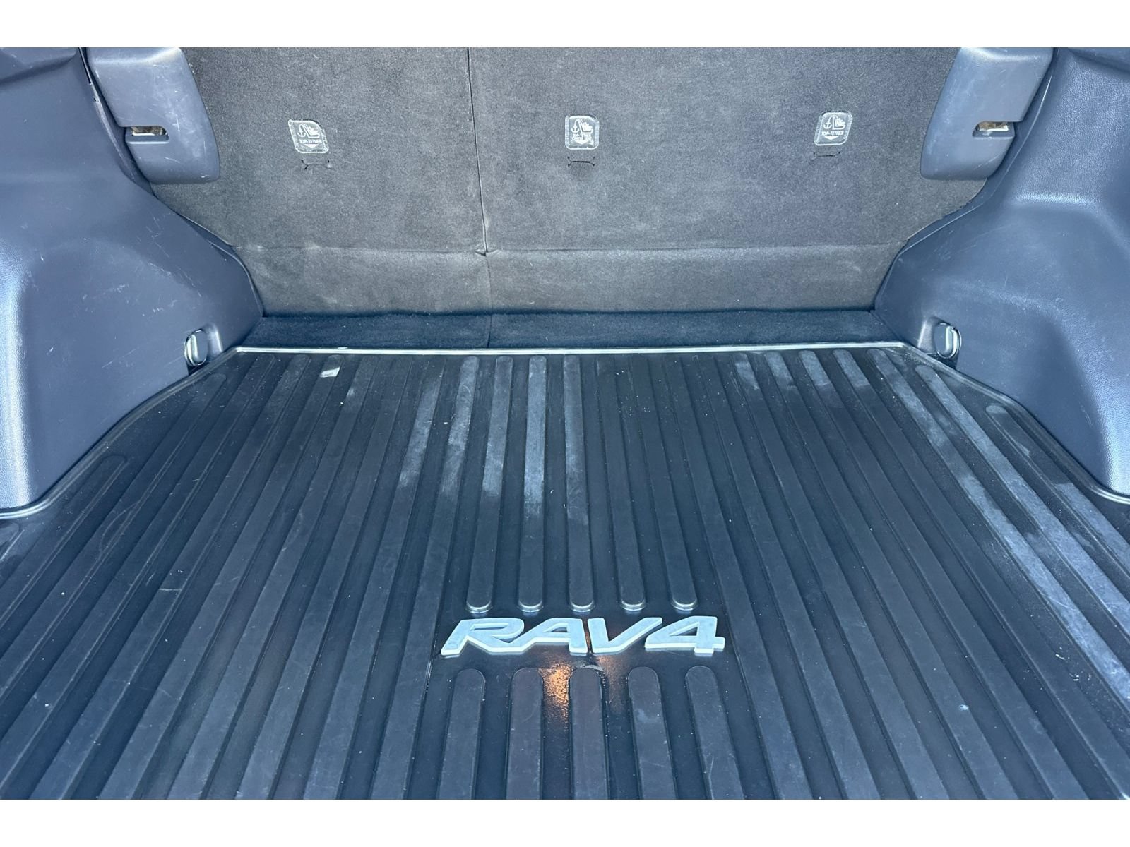 Used 2020 Toyota RAV4 XLE w/ Convenience Package AWD/4WD image 17