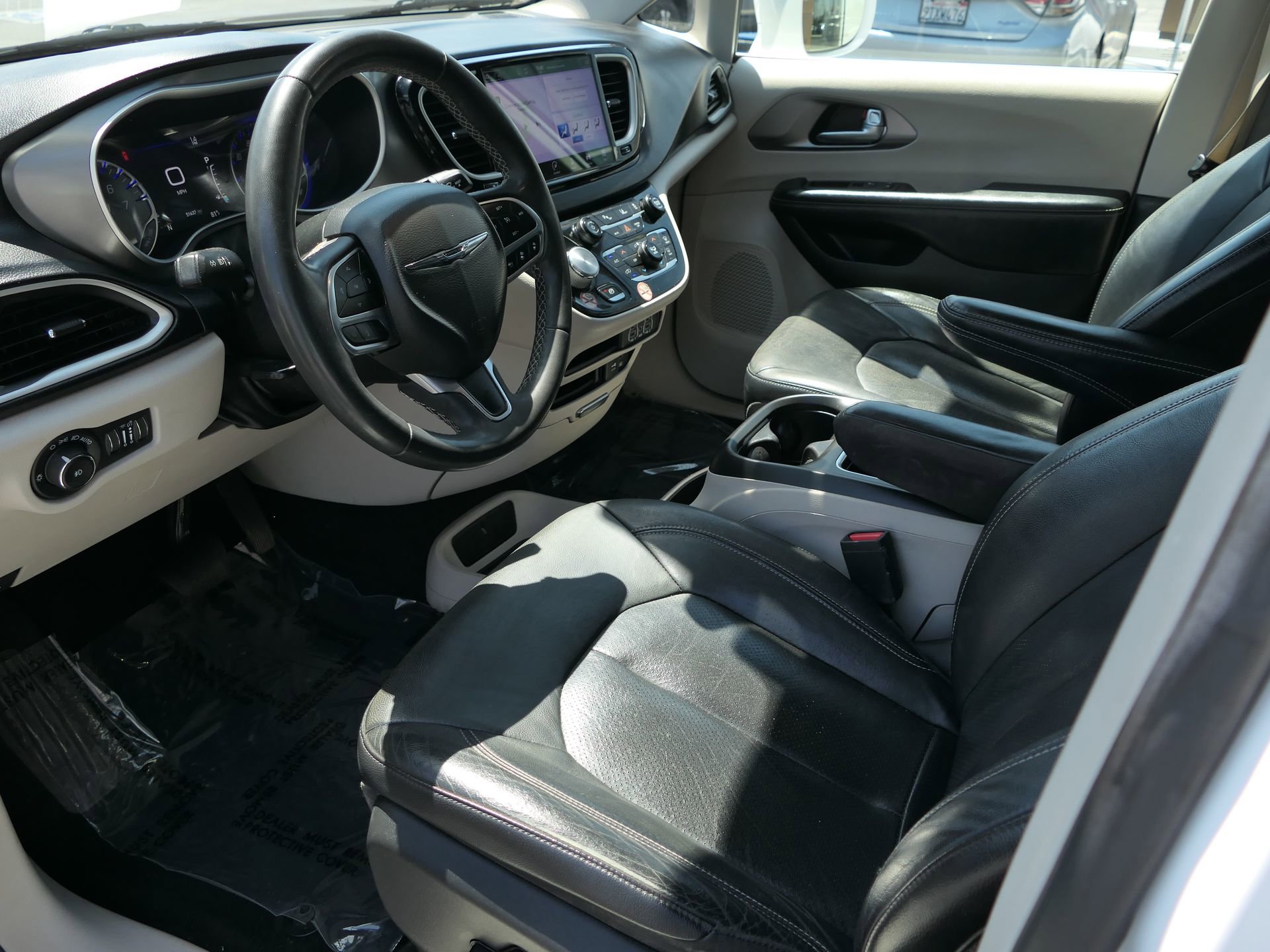 Used 2022 Chrysler Pacifica Touring-L image 12