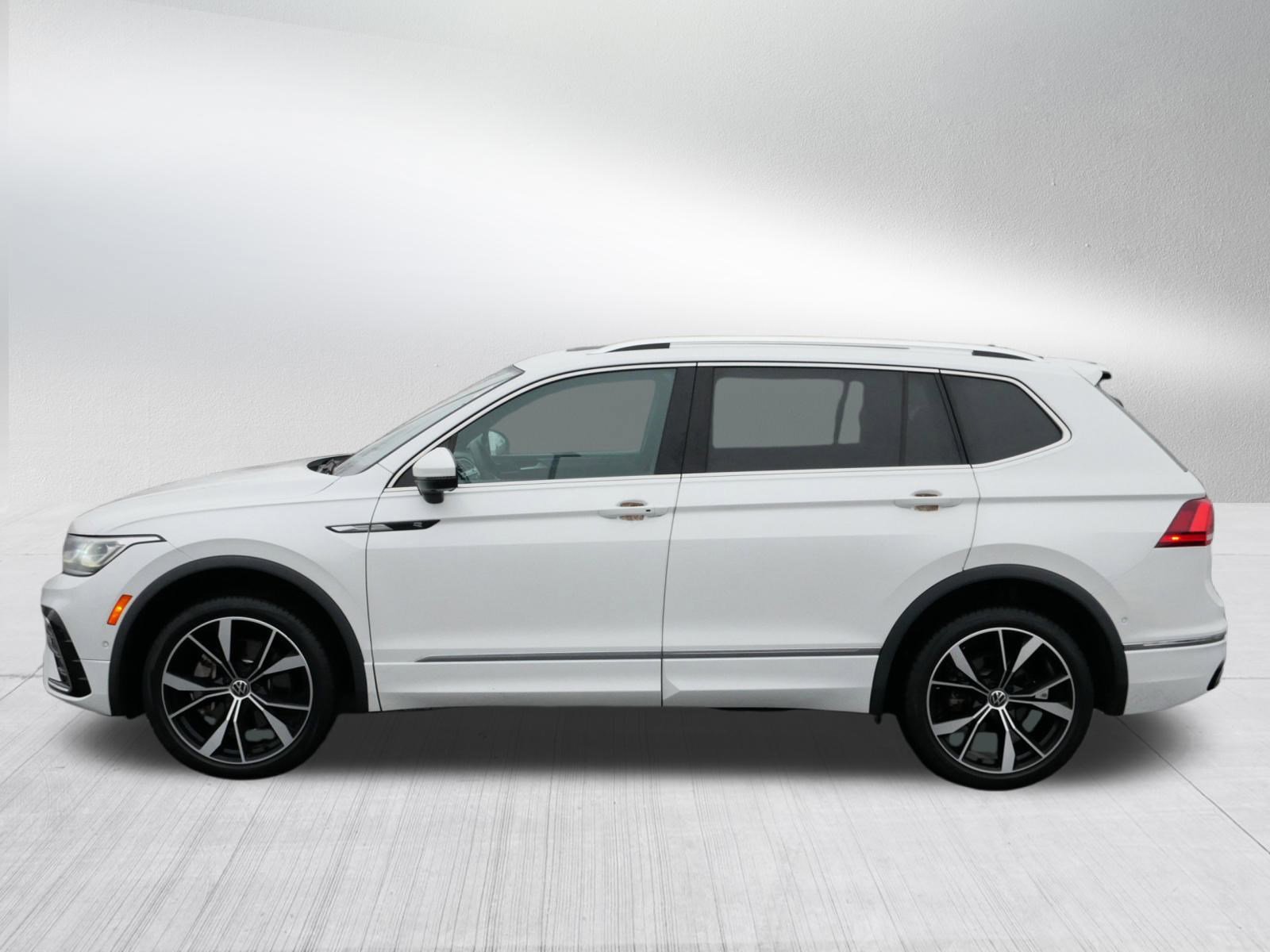 Certified 2022 Volkswagen Tiguan SEL R-Line image 4
