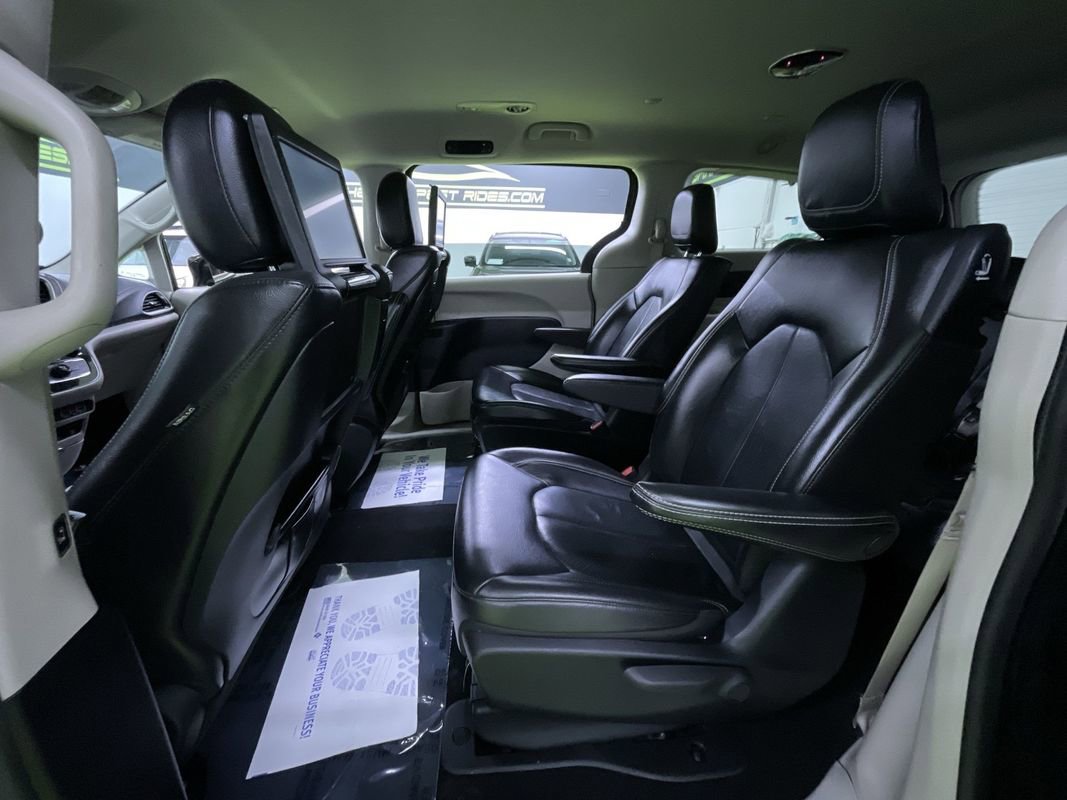 Used 2022 Chrysler Pacifica Touring-L w/ Uconnect Theater Family Group image 28