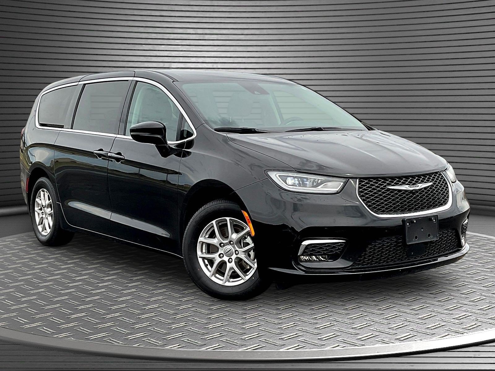 Used 2024 Chrysler Pacifica Touring-L